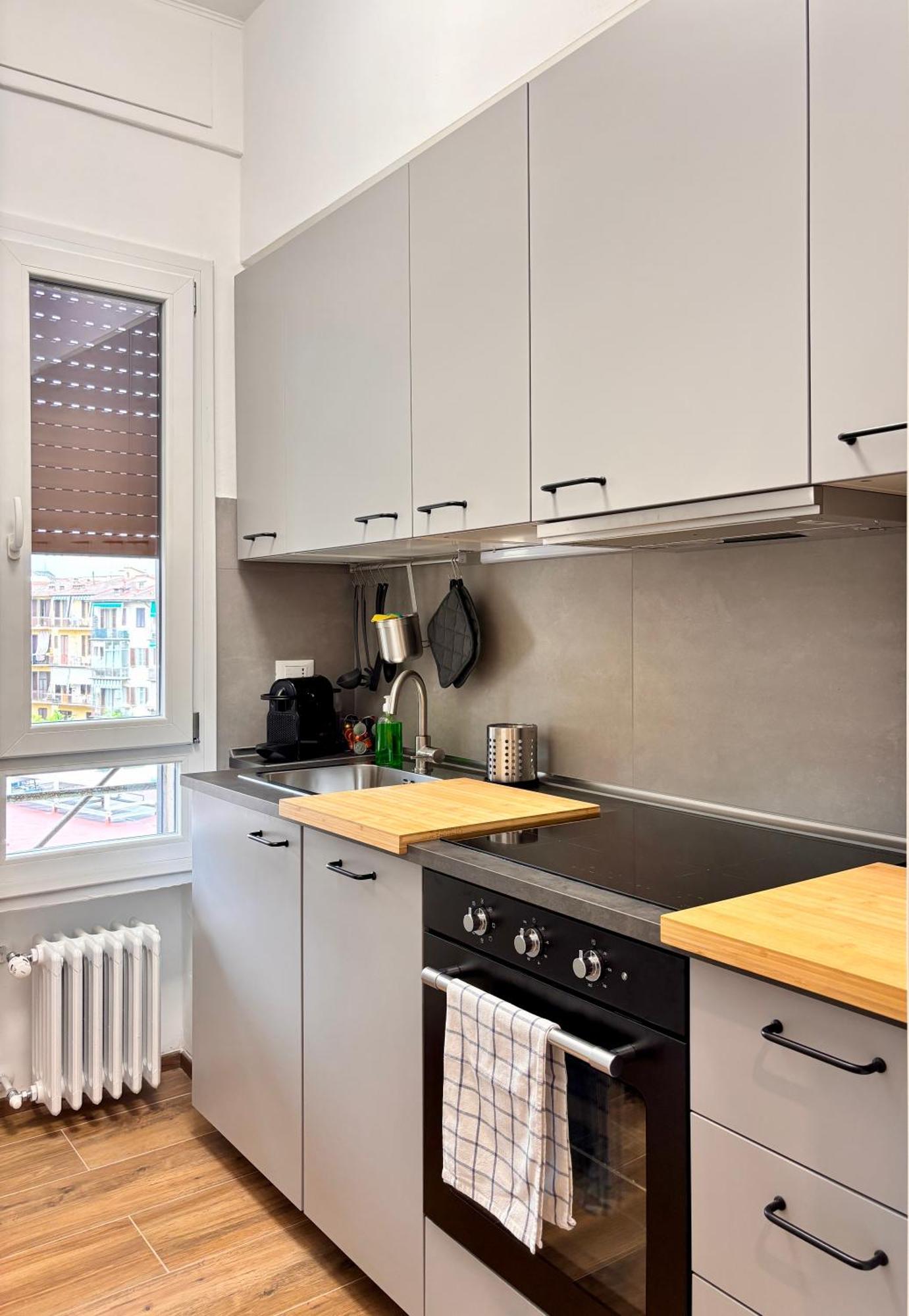 Modern Renovated Near Center & Transit *